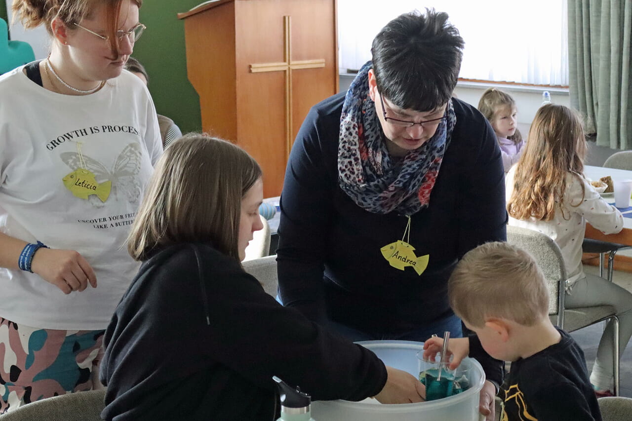 Leckerer meeresblauer Südsee-Wackelpudding wartetet auf die kleinen Gäste des Kinder-Weltgebetstags in Erndtebrück.